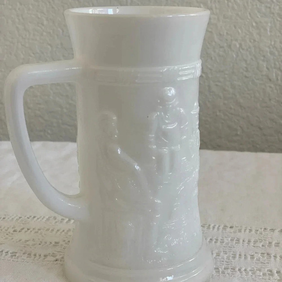Vintage White Milk Glass Mugs Beer Steins Set of 2 Raised Pub Scene Tankard Cups - Picture 3 of 5